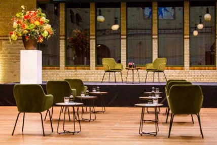 AU CENTRE DE CONFERENCE : BEURS